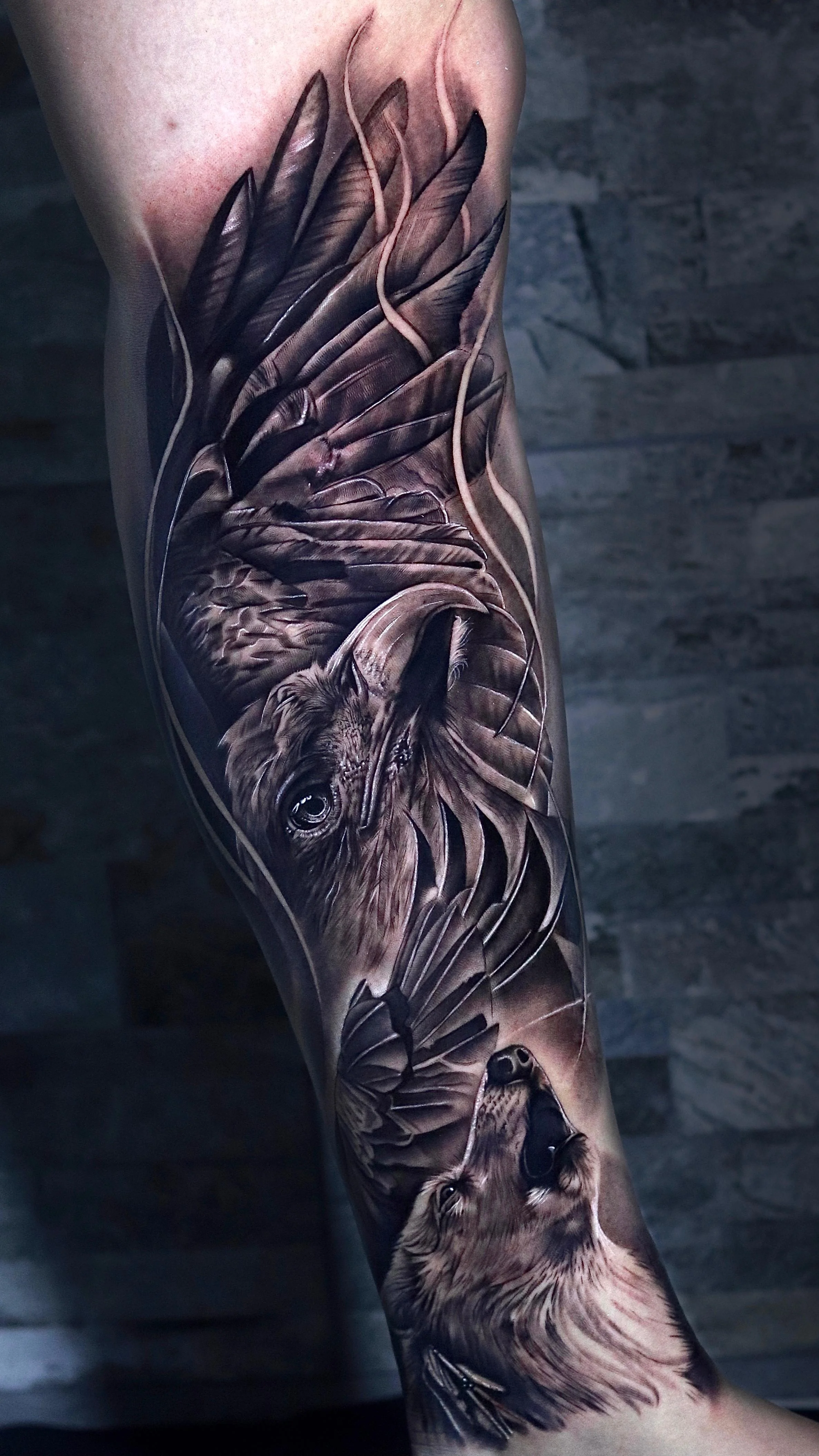 Tatuaje estilo Realismo de cuervo realizado por Rubén Gómez